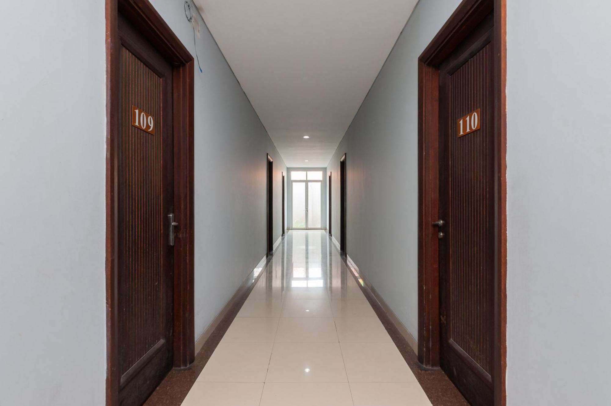 Reddoorz Plus Near Kelapa Dua Kebon Jeruk Jakarta Exteriör bild