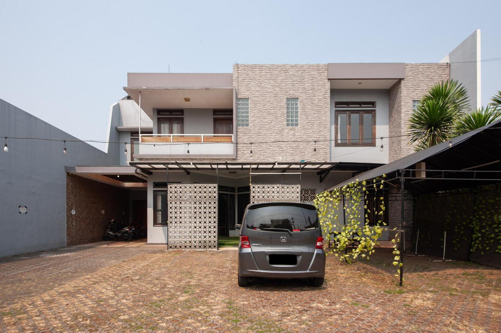 Reddoorz Plus Near Kelapa Dua Kebon Jeruk Jakarta Exteriör bild