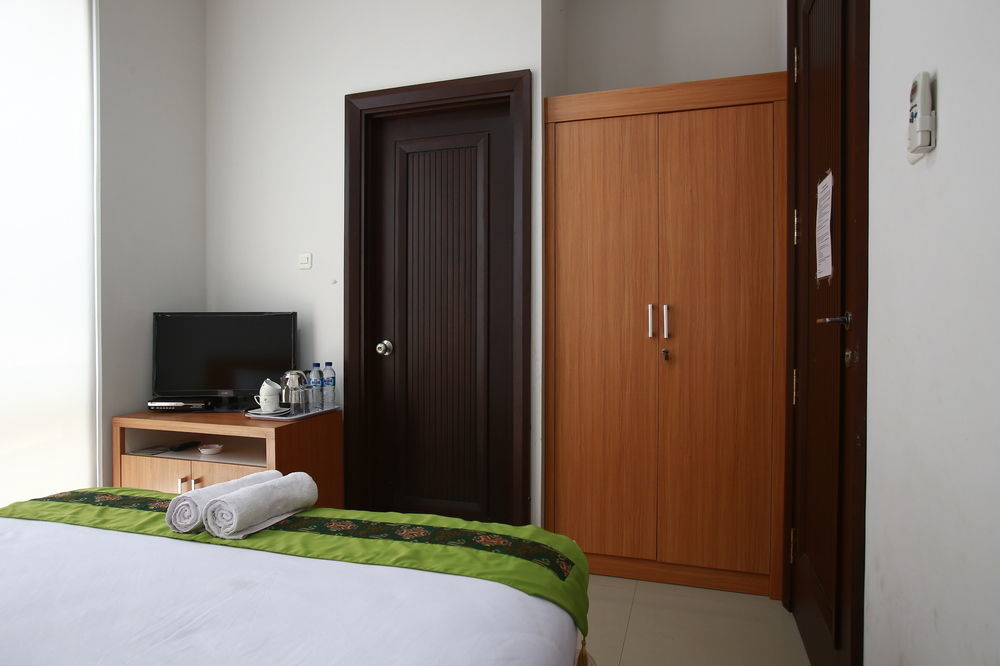 Reddoorz Plus Near Kelapa Dua Kebon Jeruk Jakarta Exteriör bild
