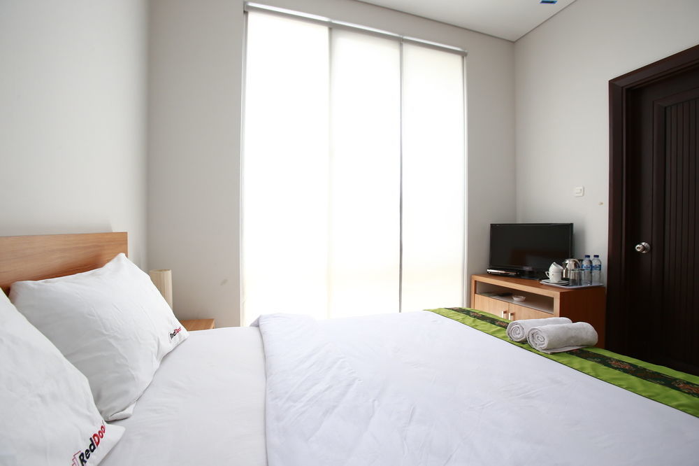 Reddoorz Plus Near Kelapa Dua Kebon Jeruk Jakarta Exteriör bild