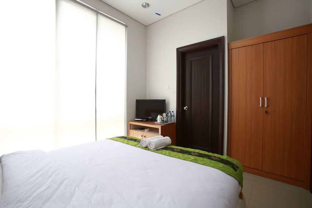 Reddoorz Plus Near Kelapa Dua Kebon Jeruk Jakarta Exteriör bild