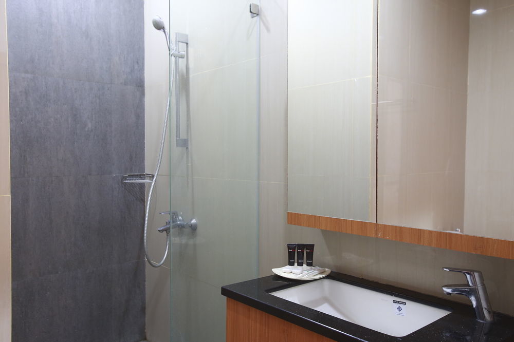 Reddoorz Plus Near Kelapa Dua Kebon Jeruk Jakarta Exteriör bild