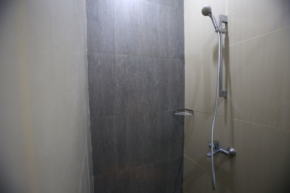 Reddoorz Plus Near Kelapa Dua Kebon Jeruk Jakarta Exteriör bild
