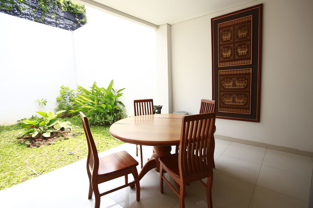 Reddoorz Plus Near Kelapa Dua Kebon Jeruk Jakarta Exteriör bild
