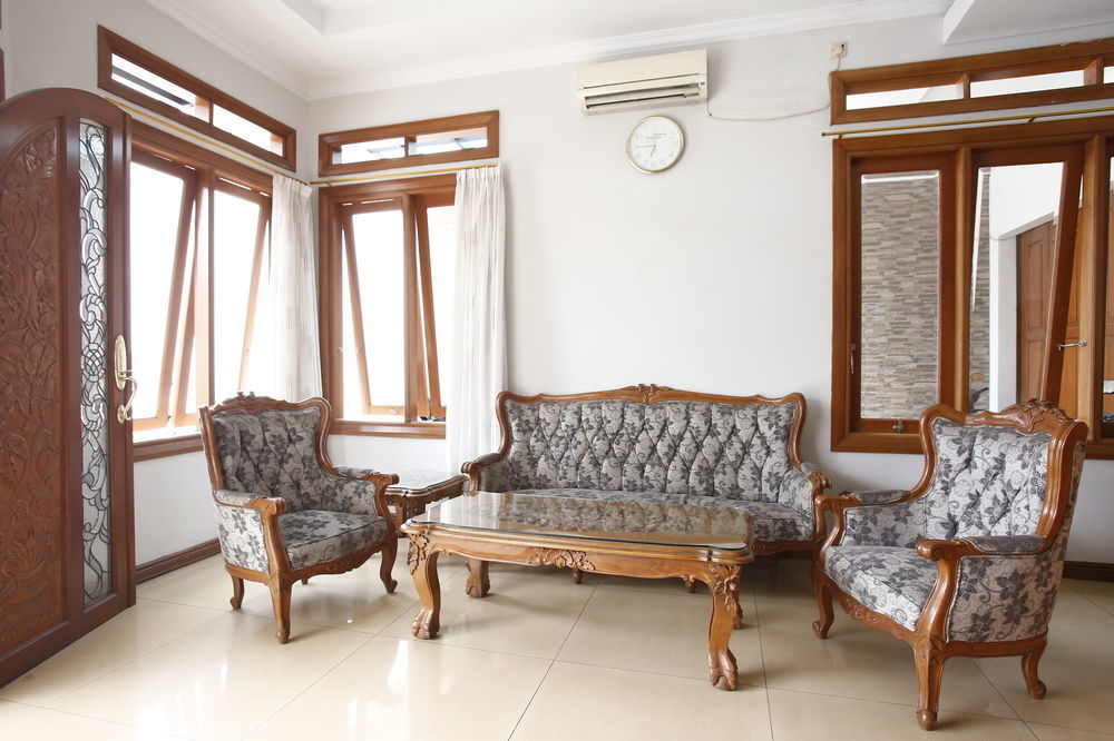 Reddoorz Plus Near Kelapa Dua Kebon Jeruk Jakarta Exteriör bild