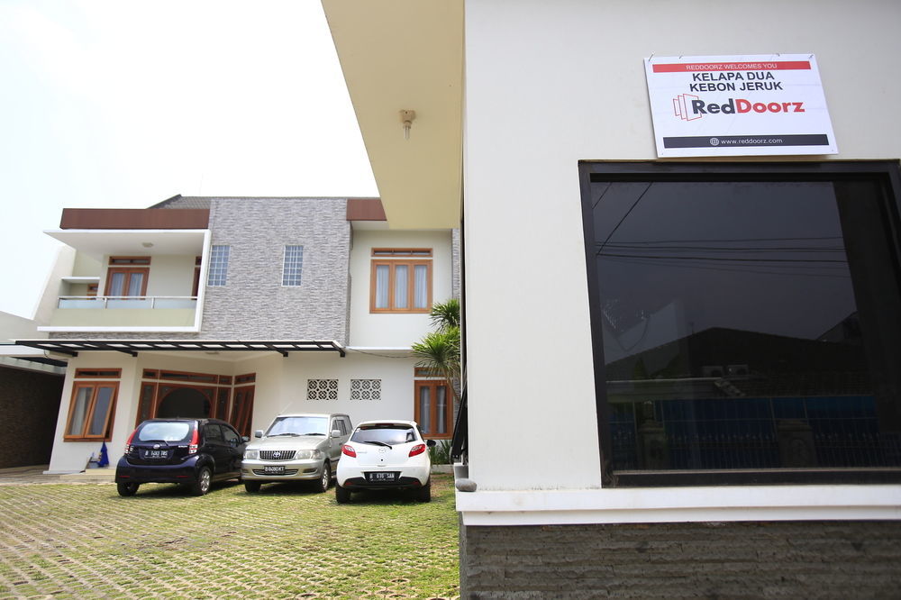 Reddoorz Plus Near Kelapa Dua Kebon Jeruk Jakarta Exteriör bild