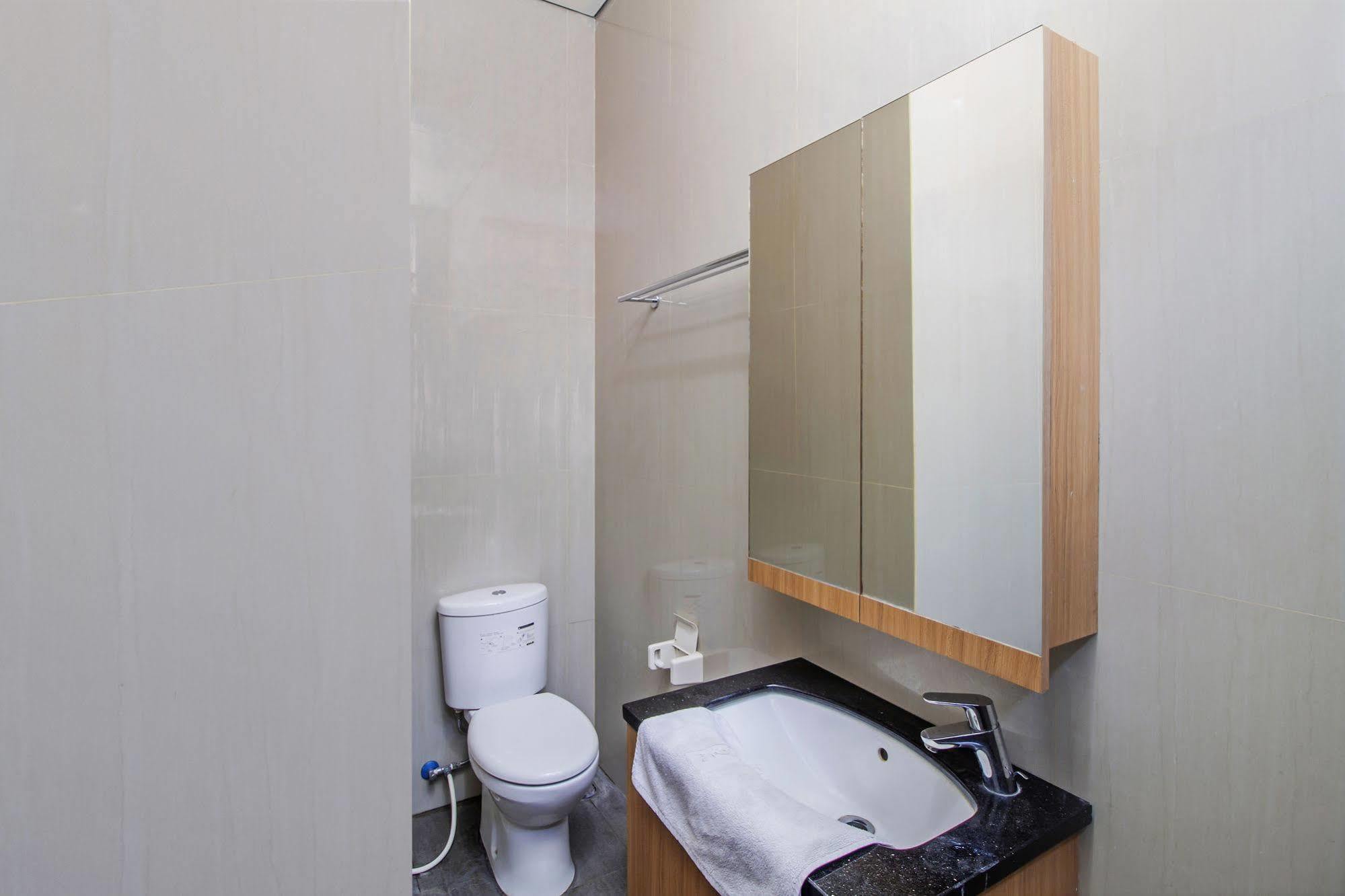 Reddoorz Plus Near Kelapa Dua Kebon Jeruk Jakarta Exteriör bild