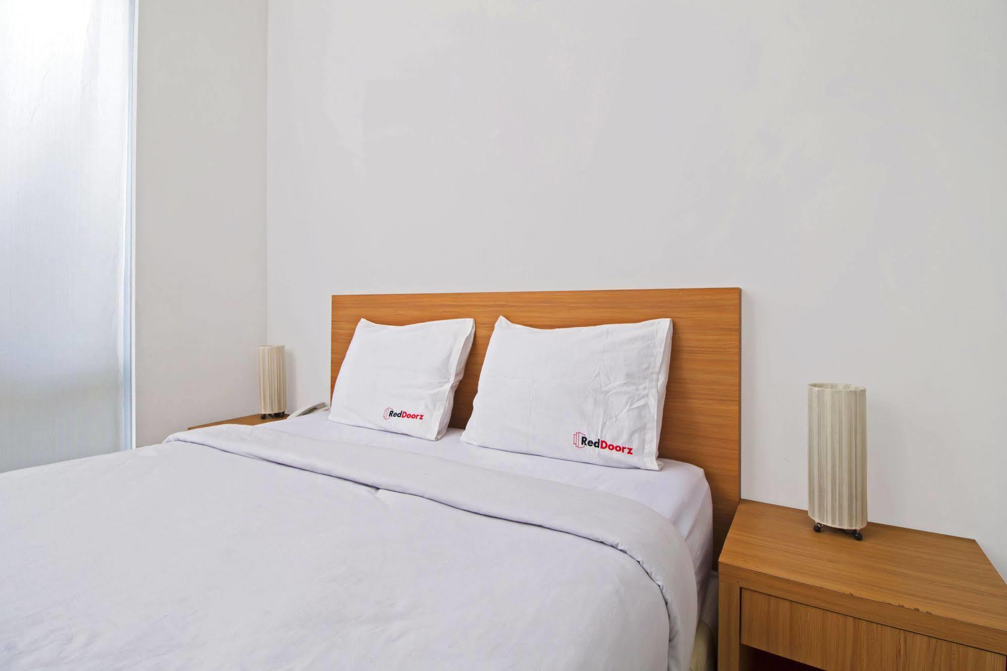 Reddoorz Plus Near Kelapa Dua Kebon Jeruk Jakarta Exteriör bild