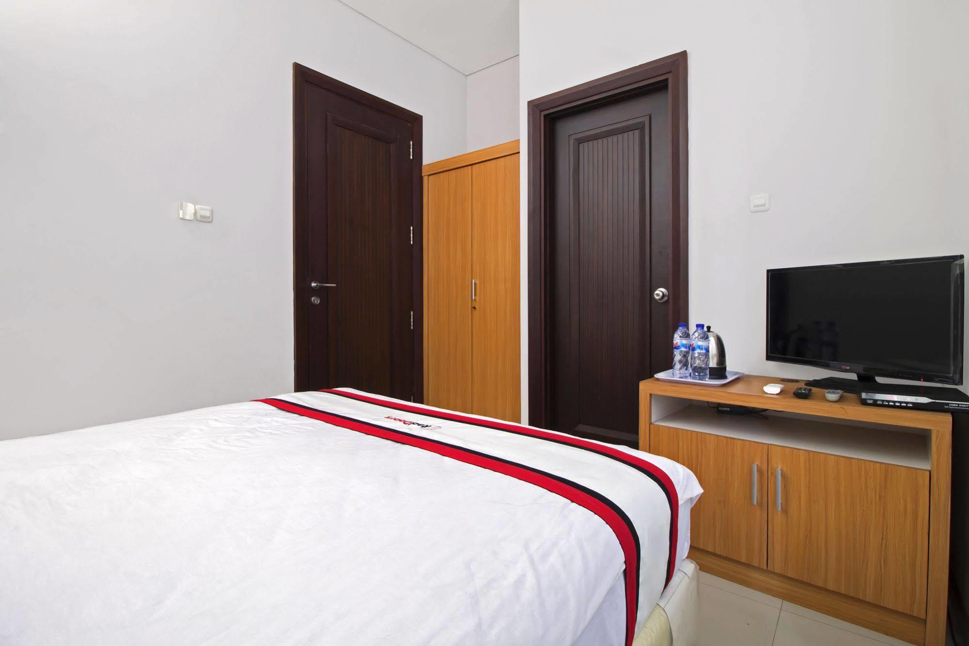 Reddoorz Plus Near Kelapa Dua Kebon Jeruk Jakarta Exteriör bild