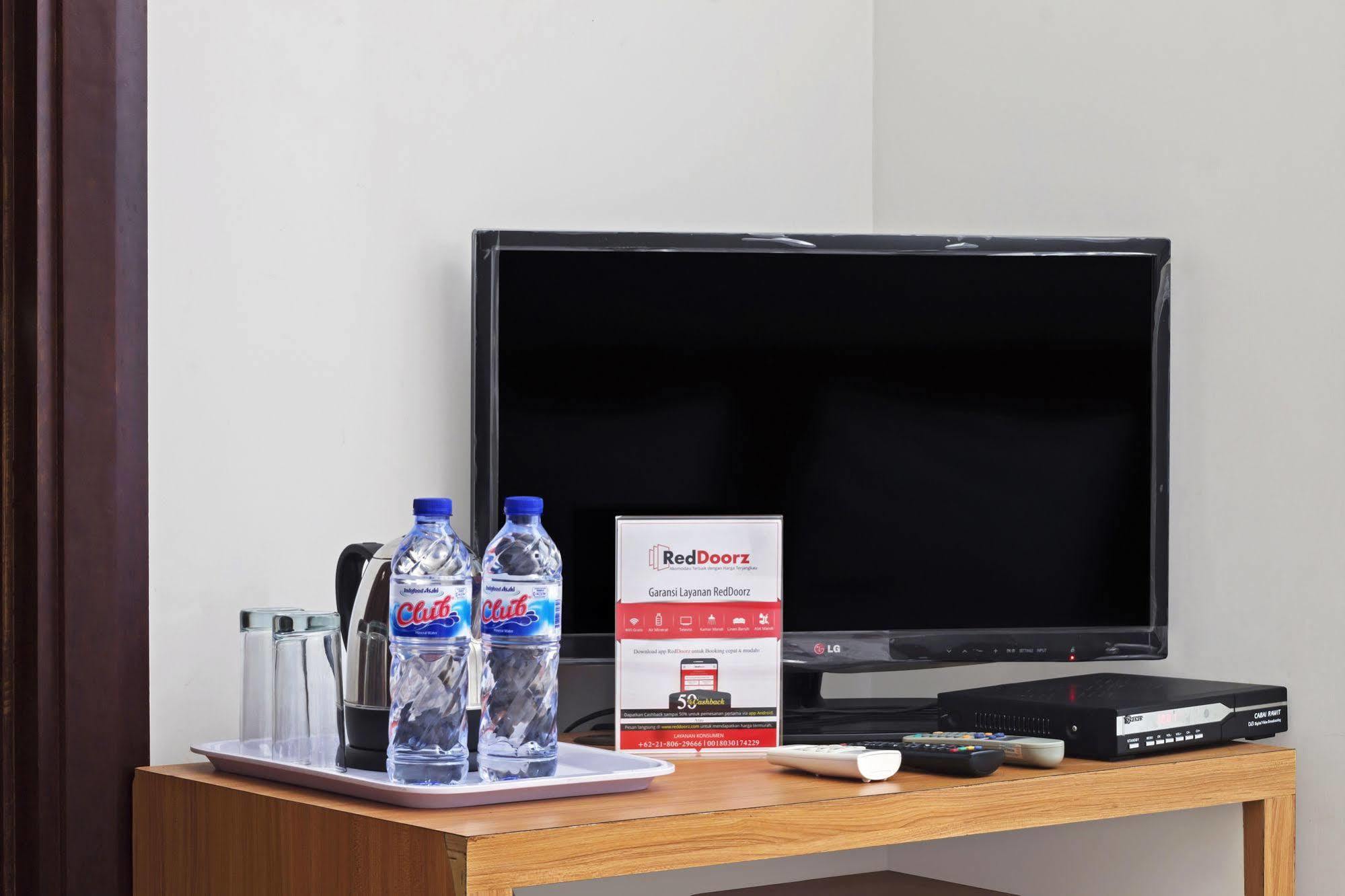 Reddoorz Plus Near Kelapa Dua Kebon Jeruk Jakarta Exteriör bild