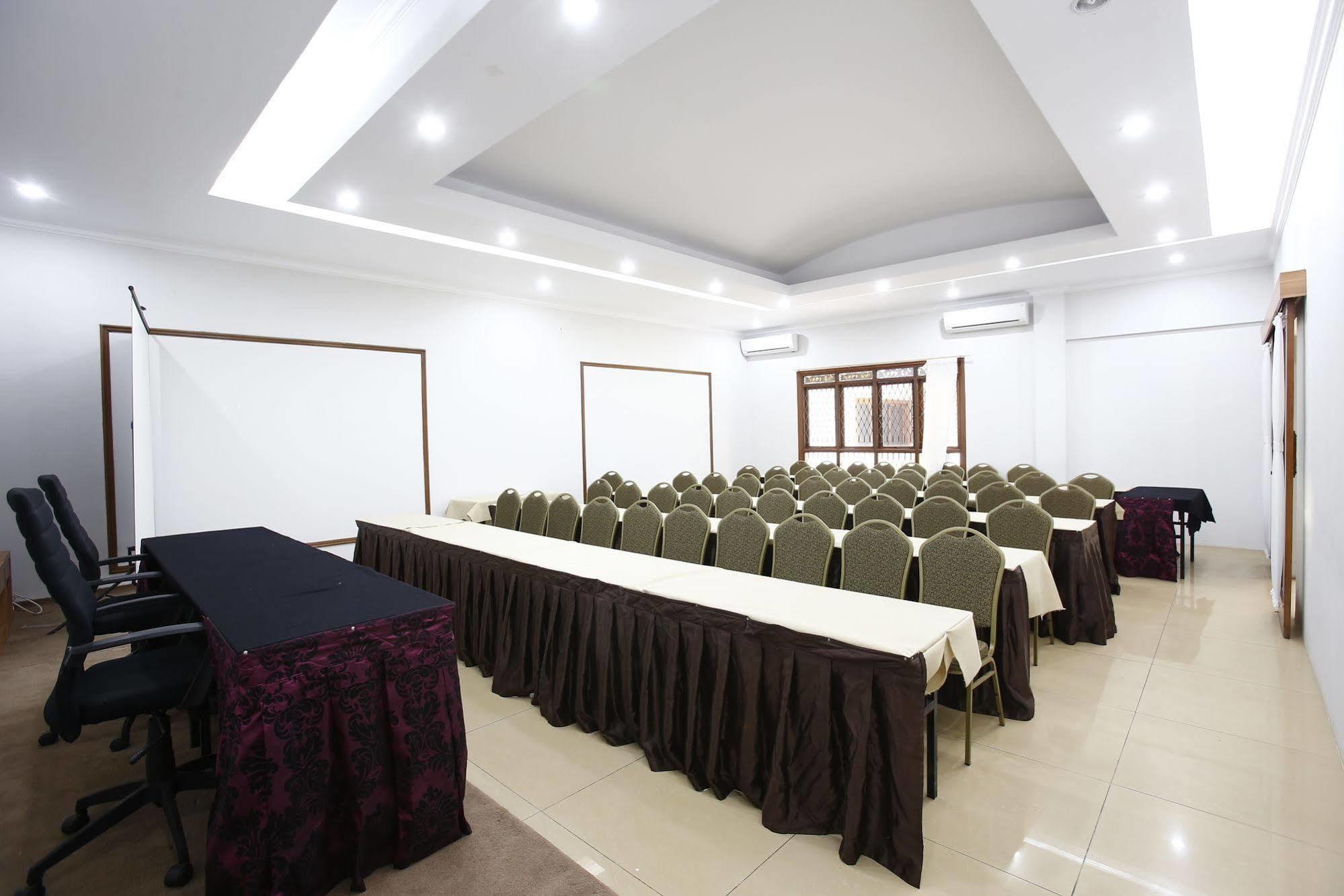 Reddoorz Plus Near Kelapa Dua Kebon Jeruk Jakarta Exteriör bild